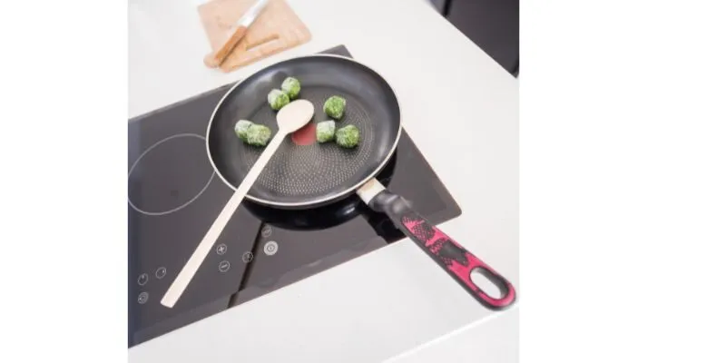 Bếp từ vào điện nhưng không bật được do bếp từ bị hỏng mạch điều khiển