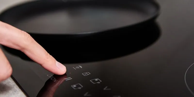 Bếp từ vào điện nhưng không bật được do mặt bếp từ bị ướt